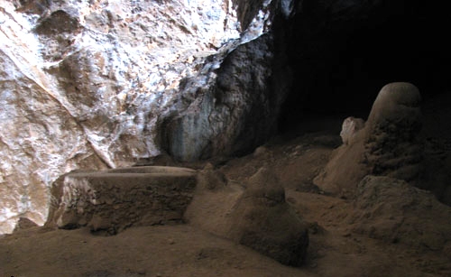 شگفت‌یزدان یکی از غارهای مقدس زرتشتیان