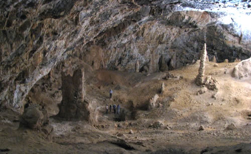 شگفت‌یزدان یکی از غارهای مقدس زرتشتیان