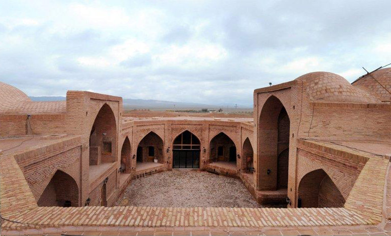 مجموعه کاروانسراهای میان دشت