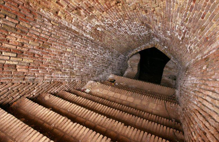 مجموعه کاروانسراهای میان دشت