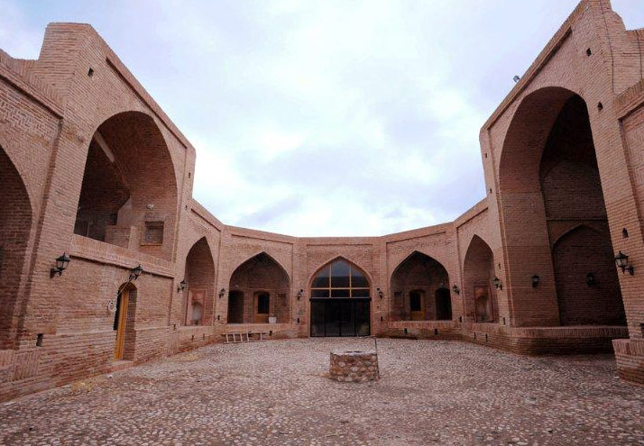 مجموعه کاروانسراهای میان دشت