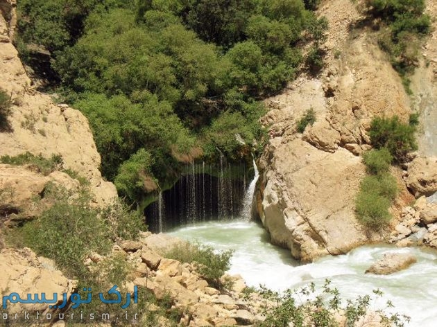 آبشار آب ملخ