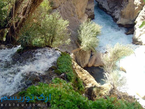 آب ملخ آبشاری عجیب و غریب در اصفهان 
