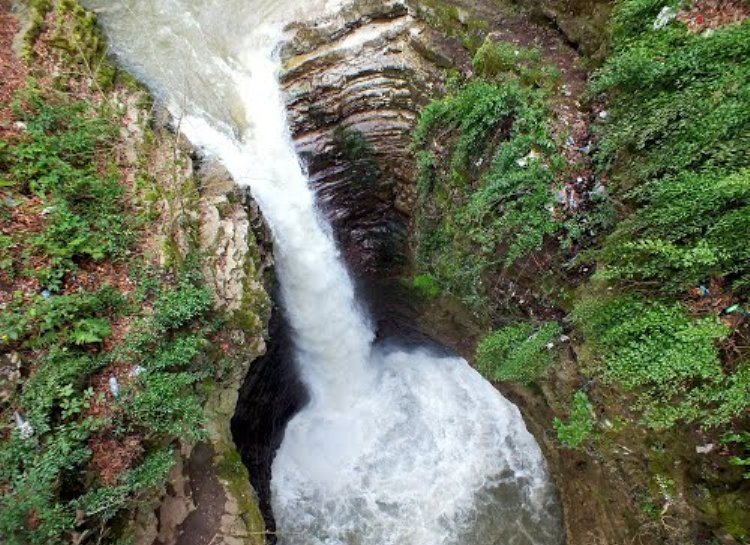 ویسادار آبشاری مرتفع در گیلان 