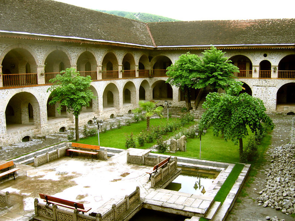 هتل یوخاری کاروانسرای شکی