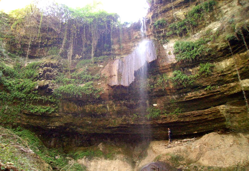 سه کیله آبشاری با ارتفاع سی متری در مازندران 