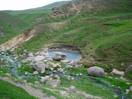 آبشار و چشمه آبگرم سردابه مقصدی مناسب برای گردشگری 