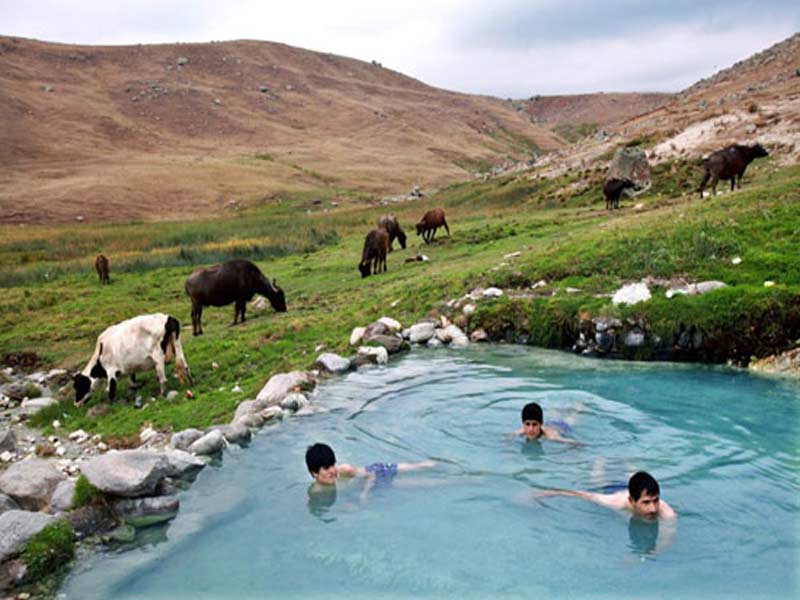 آبشار و چشمه آبگرم سردابه