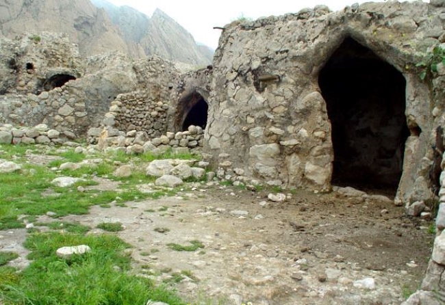 لیوس روستای تمام سنگی ایران 