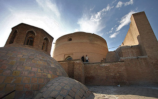 آرامگاه قطب الدین حیدر