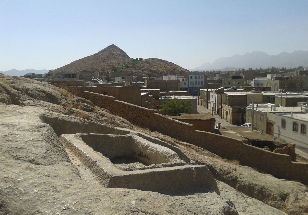 حوض دختر گبر و کتیبه ساسانی اقلید