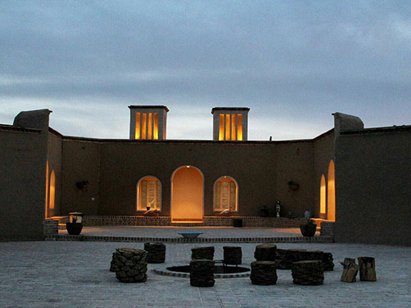 اقامتگاه نمکزار سه قلعه سرایان