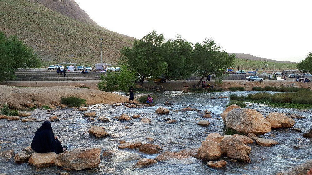چشمه پرآب مرغاب سرچشمه زاینده رود