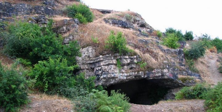 دهانه غار هوتو
