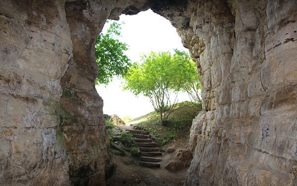 پله های ورودی غار بر خلاف قوانین میراث فرهنگی و منشور جهانی است.