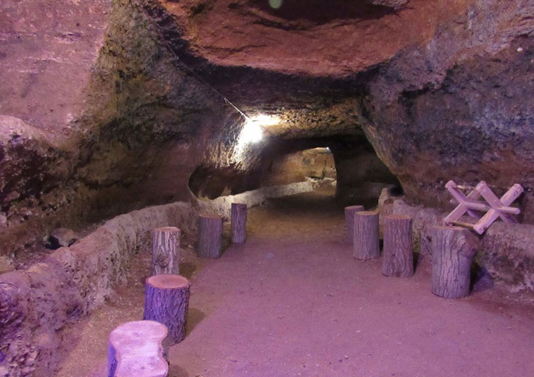دست کنده های روستای موغان