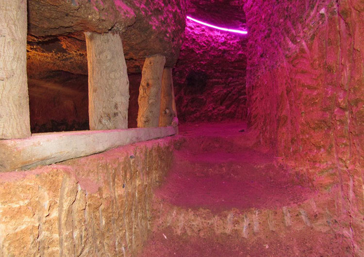 دست کنده های روستای موغان
