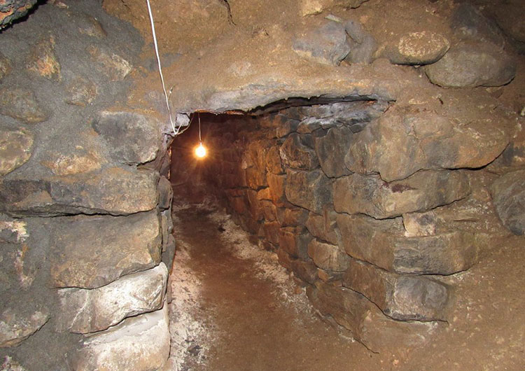 دست کنده های روستای موغان