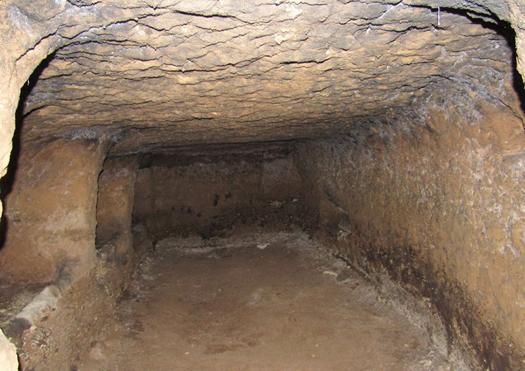 دست کنده های روستای موغان