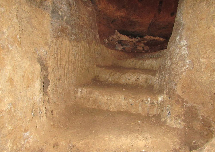 دست کنده های روستای موغان