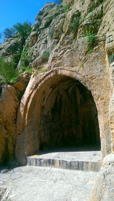 چهار طاقی و ایوان سنگی ایج