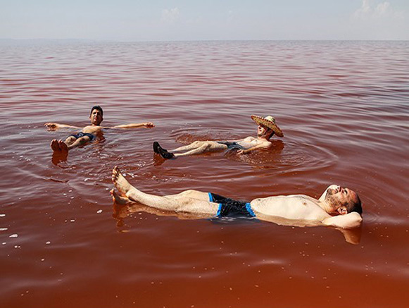 https://fa.tripyar.com/uploads/picture/317/urmia-lake-color-turned-red.jpg