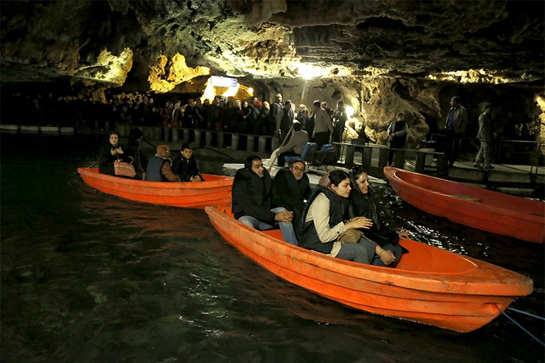 لذت قایق سواری در غار علیصدر
