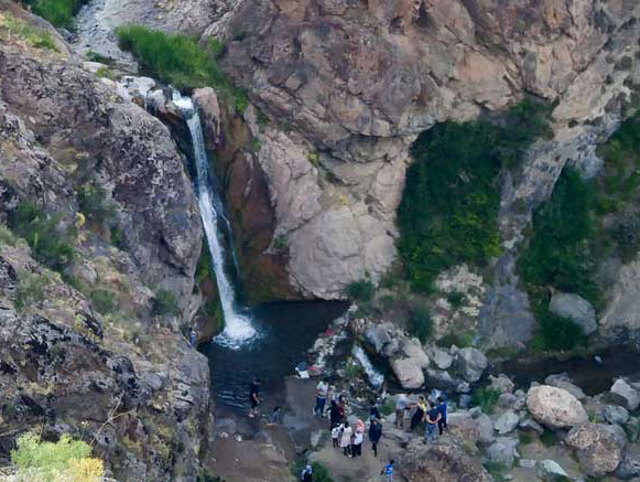 شرشر عرب دیزج آبشاری که از بالای کوه سرازیر شده است