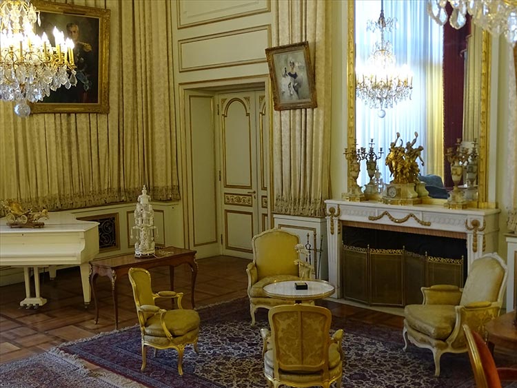 کاخ نیاوران