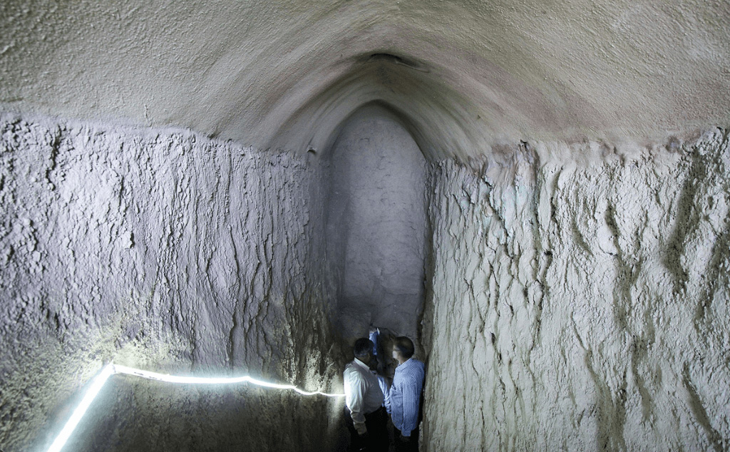 قنات مزدآباد و قنات وزوان ترکیب بی‌نظیر هنر و تاریخ که سد زیرزمینی دارند و نحوه زمین شناسی این محل اجازه می دهد که قنات ها مخزن آب داشته باشند تا آب را برای فصل های کشت نگهداری کنند که این نوع تکنولوژی فوق العاده جالب در آنها به کار رفته است+فیلم