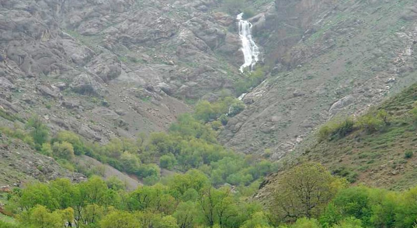 طرزه فریدون آبشاری چشم‌نواز در اصفهان