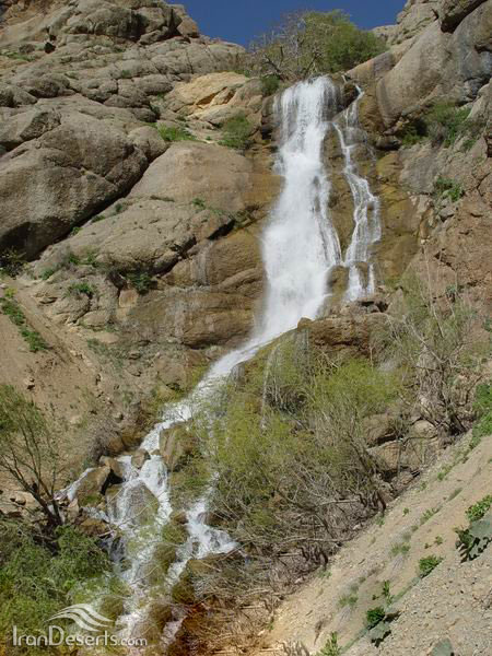 طرزه آبشاری وصف نشدنی در فریدون‌شهر 