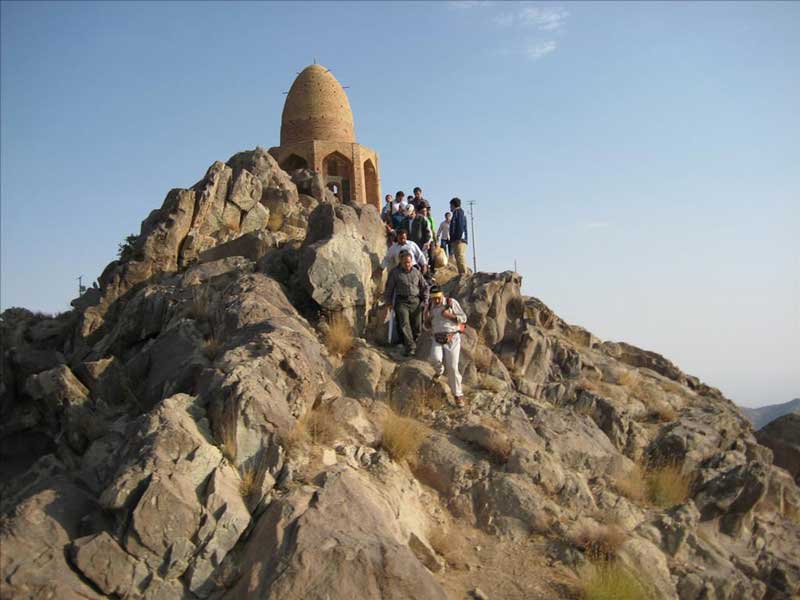 کوه گنبد باز نطنز مقصدی مناسب برای گردشگری 