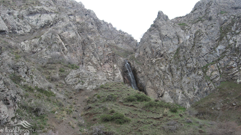 آبشار مزرعه شازند مقصدی مناسب برای گردشگری 