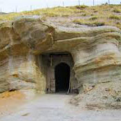 غار قدمگاه