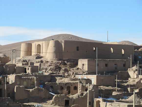 قلعه درخش درمیان
