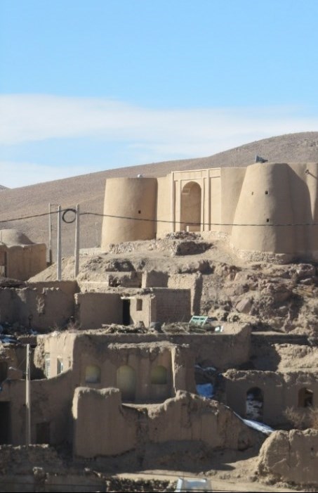 قلعه درخش درمیان