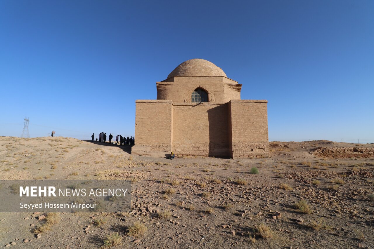 آرامگاه ارسلان جاذب
