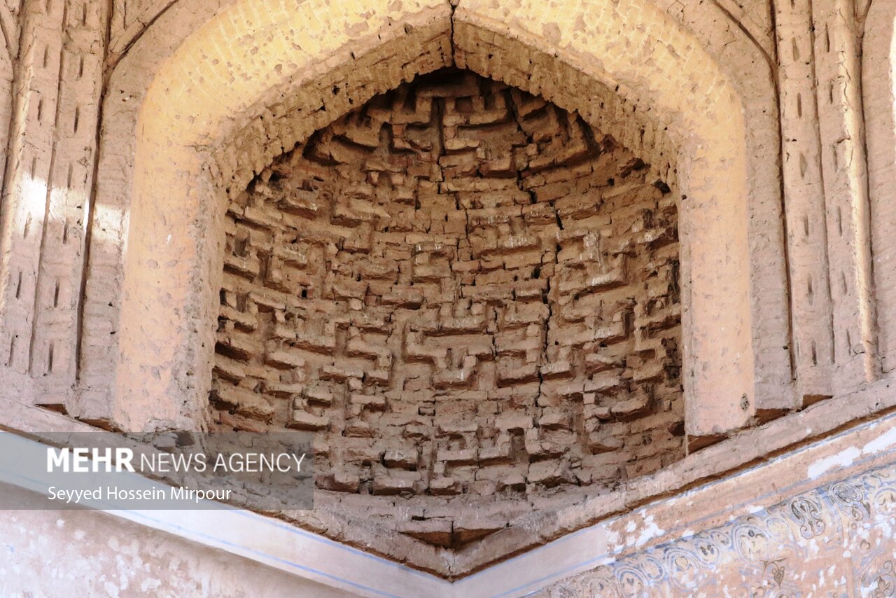 آرامگاه ارسلان جاذب