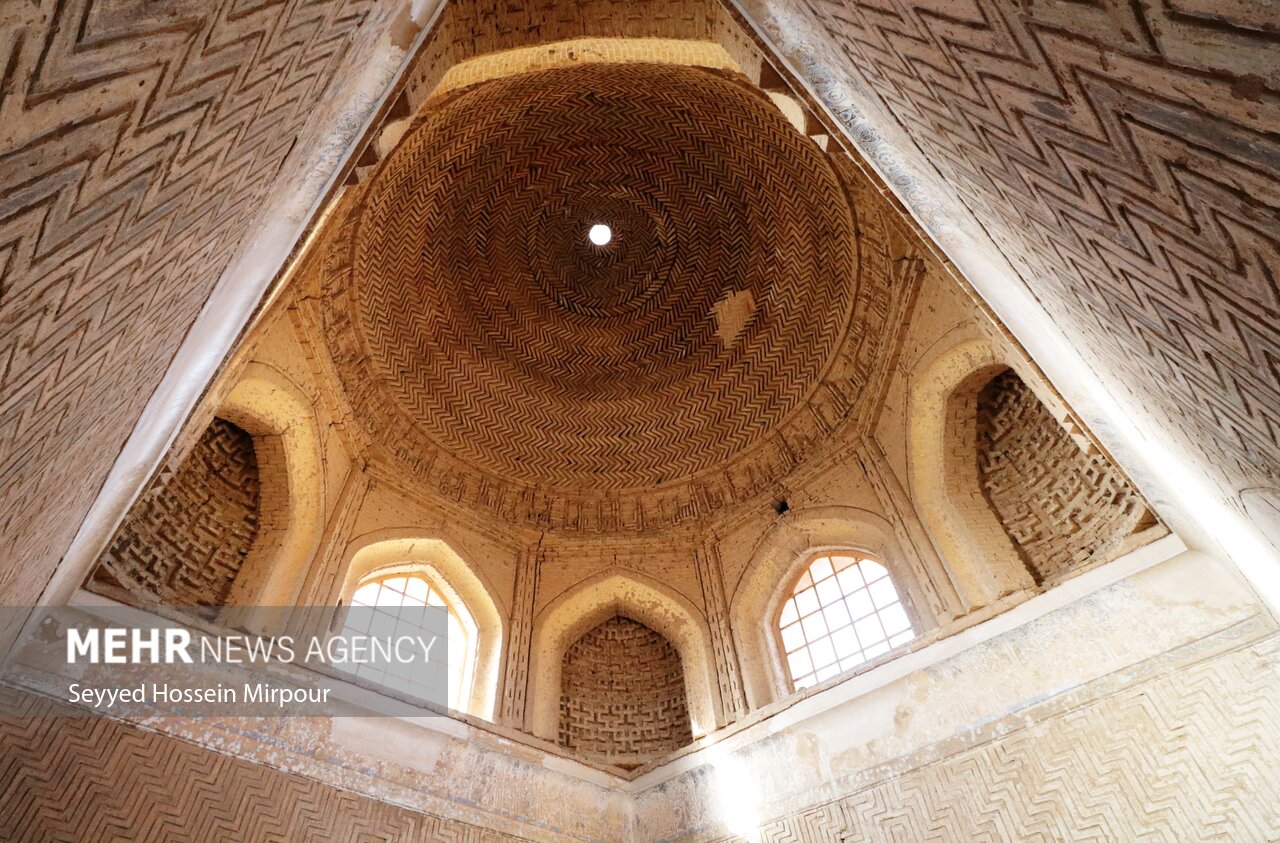 آرامگاه ارسلان جاذب