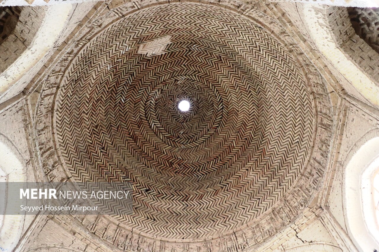 آرامگاه ارسلان جاذب