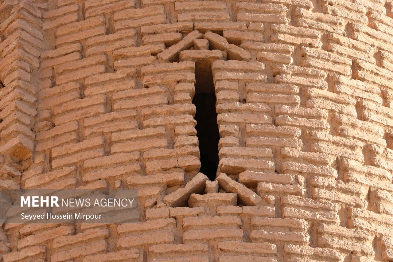آرامگاه ارسلان جاذب