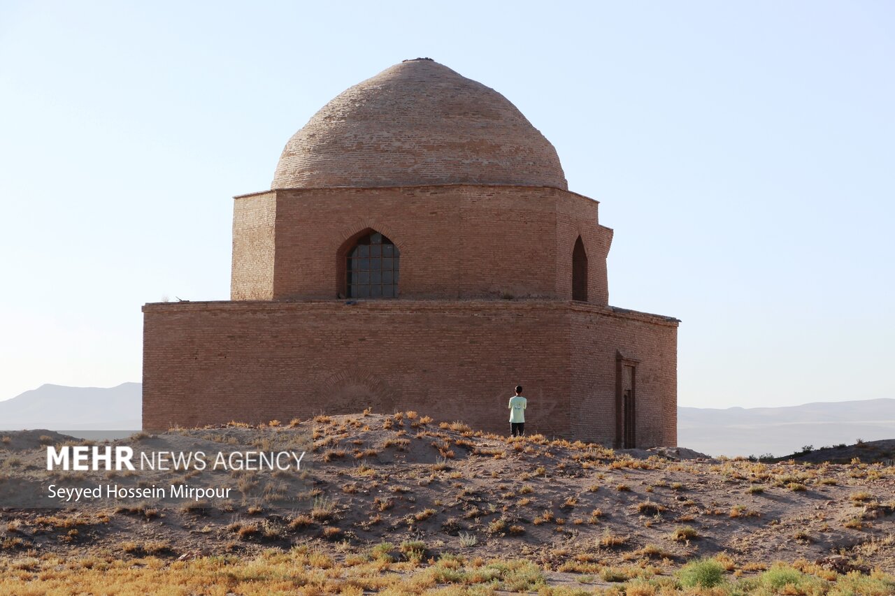 آرامگاه ارسلان جاذب