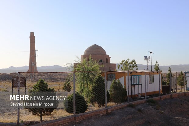 آرامگاه ارسلان جاذب