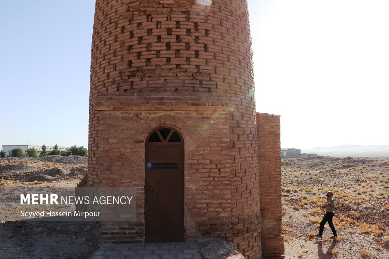 آرامگاه ارسلان جاذب