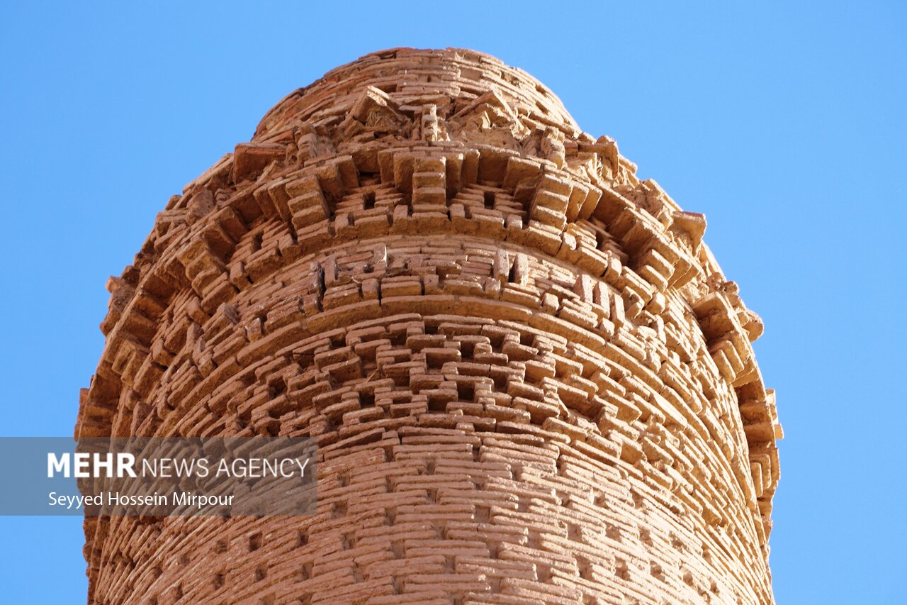 آرامگاه ارسلان جاذب