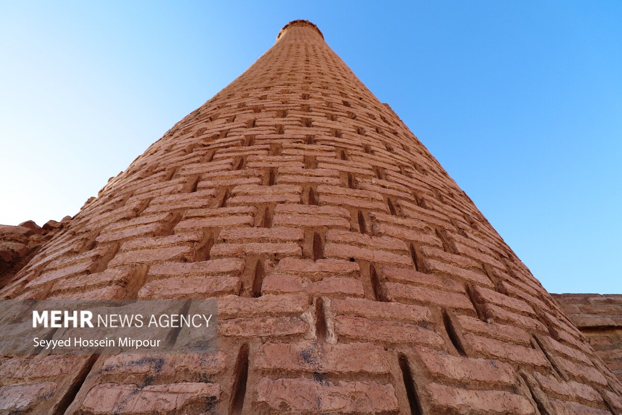 آرامگاه ارسلان جاذب