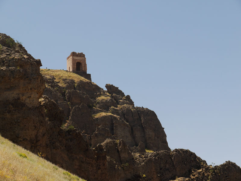 قلعه ضحاک یکی از میراث فرهنگی مهم شهرستان هشترود