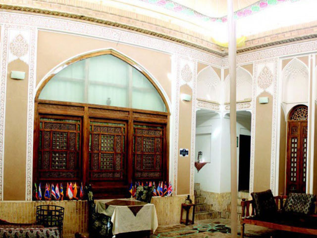 هتل لب خندق یزد