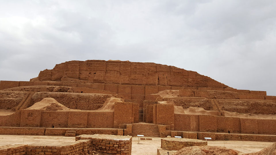 https://fa.tripyar.com/uploads/picture/890/chogha-zanbil-ziggurat-8.jpg